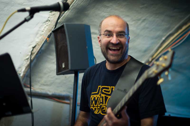 Klaus am Bass ist zuständig für die tiefen Töne
